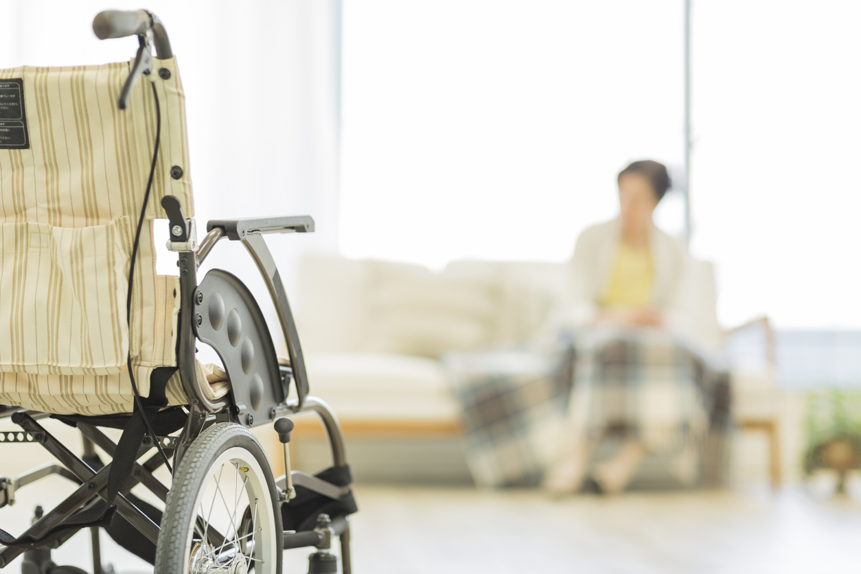 femme senior dans un fauteuil roulant